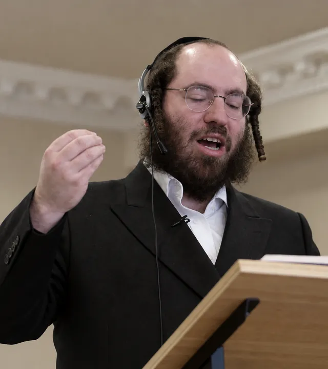 רבי משה אליעזר ליבערמאן שליט״א רעדט ביים שטענדער, די האנט אויפגעהויבן, ביים מסביר זיין א סוגיא